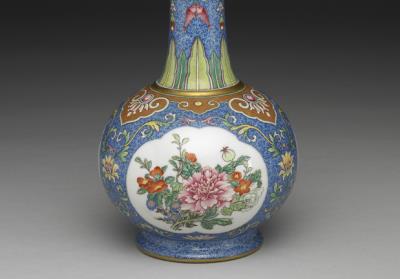 图片[2]-Vase with four-seasons flower on a carved polychrome blue ground in yangcai painted enamels, Qianlong reign (1736-1795), Qing dynasty-China Archive